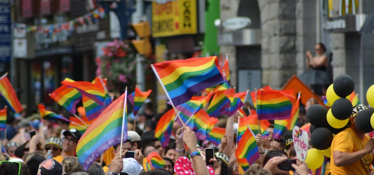 Kærlighed i hvert led: Unikke pride-smykker til dit outfit